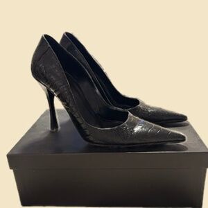 Gucci Ostrich leg Pumps Size 8B in black